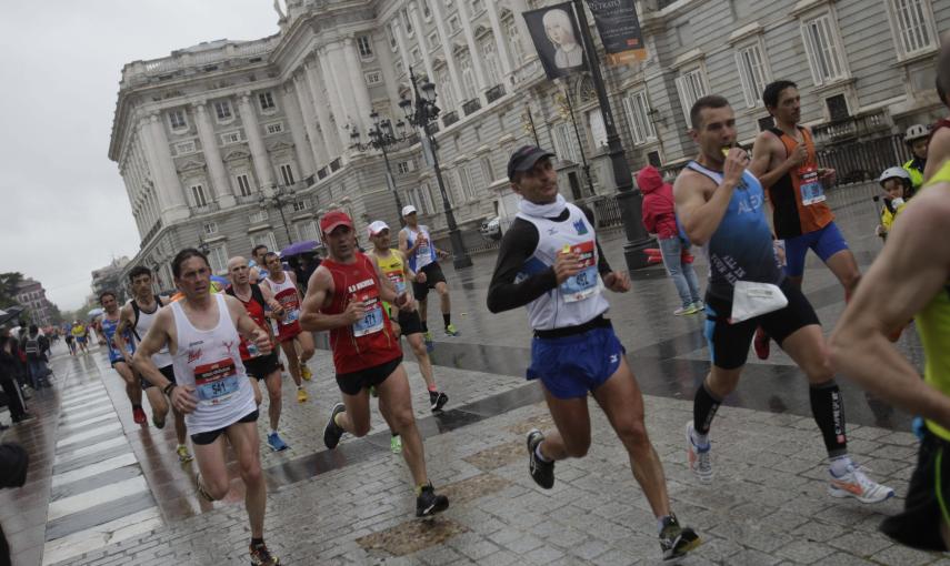 Corredores en el maratón de Madrid, a su paso por el Palacio Real. /Víctor Lerena (EFE)