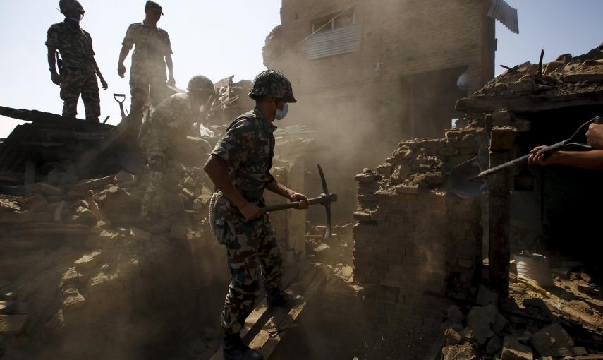 Soldados nepalís buscan supervivientes entre los escombros en una calle de la ciudad de Bhaktapur. REUTERS / Navesh Chitrakar