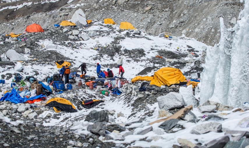 El campamento base sur del monte Everest en Nepal queda arrasado tras el devastador terremoto./ REUTERS/6summitschallenge.com