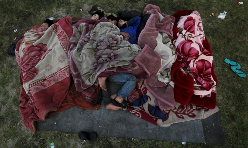 Varias personas duermen en el suelo en una área a cielo abierto en Kathmandu, Nepal./  REUTERS-Adnan Abidi