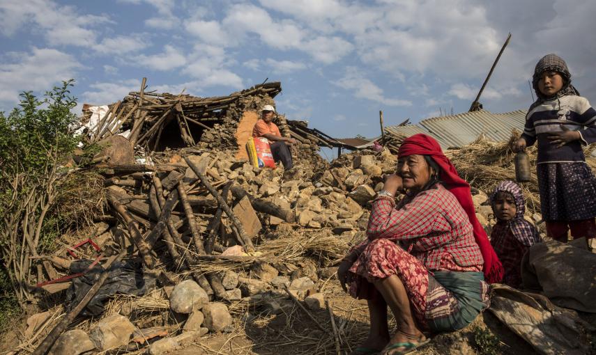 Damnificados frente a su vivienda destruida en Katmandú (Nepal)./ EFE/Cortesía Cruz Roja y Media Luna Roja