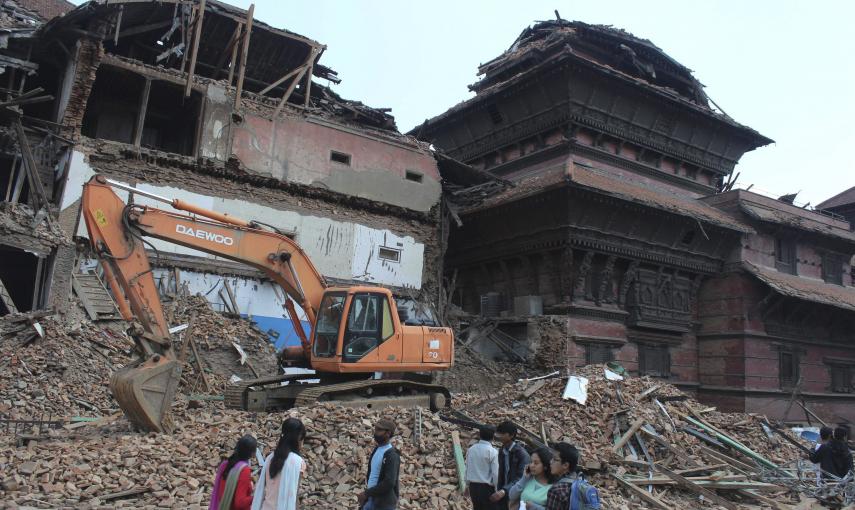 Varias personas que caminan entre los escombros del Palacio Paran en Katmandú./ EFE/Yonhap