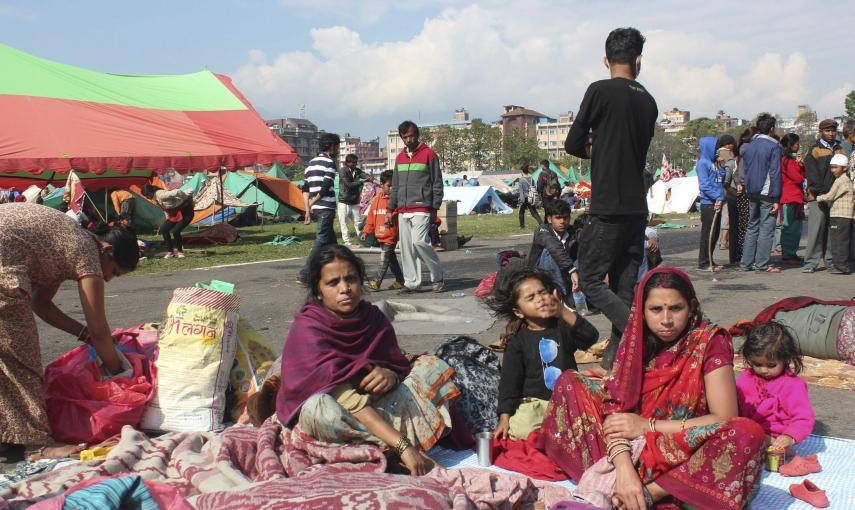 Varias personas descansan en la calle en Katmandú (Nepal)./ EFE/Yonhap
