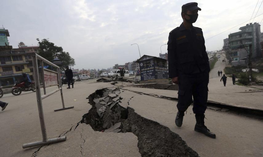Un soldado camina junto a una grieta en el suelo en Katmandú (Nepal)./ EFE/Yonhap