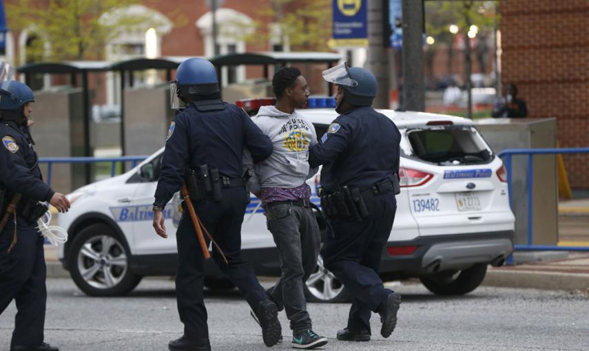 La policía de Baltimore detiene a un manifestante durante las protestas por la muerte de Freddie Grey. REUTERS