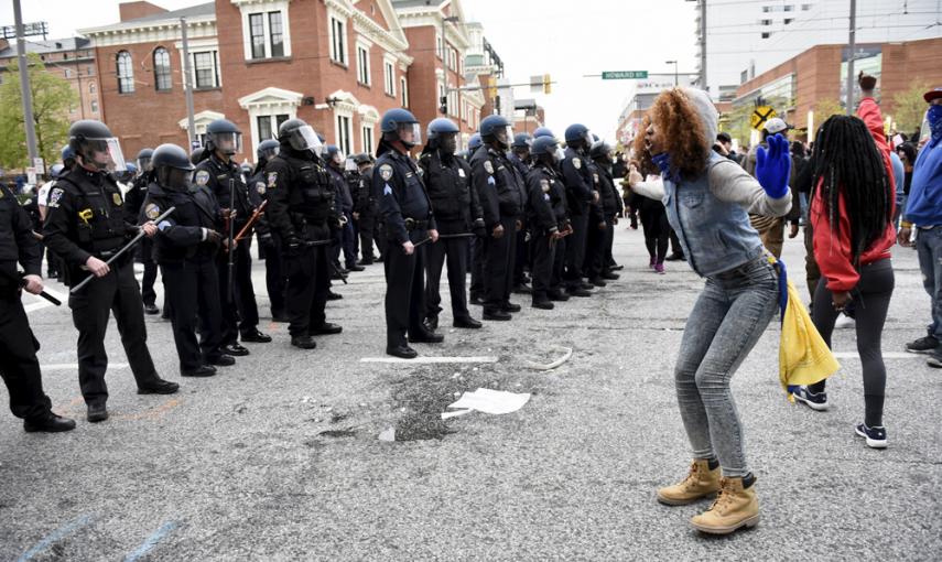 Una manifestante grita ante la policía durante las protestas por la muerte a manos de la policía de Freddie Gray, un joven negro de Baltimore. REUTERS