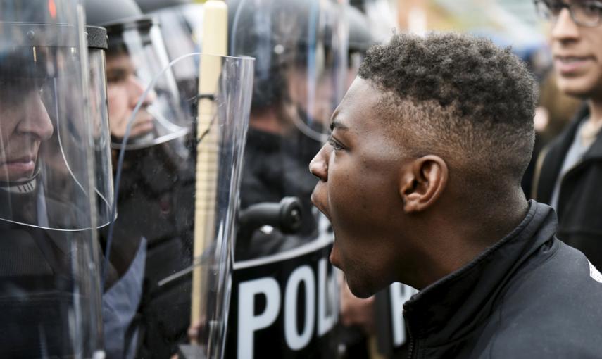 Un manifestante se enfrenta a la policía durante las protestas de Baltimore. REUTERS
