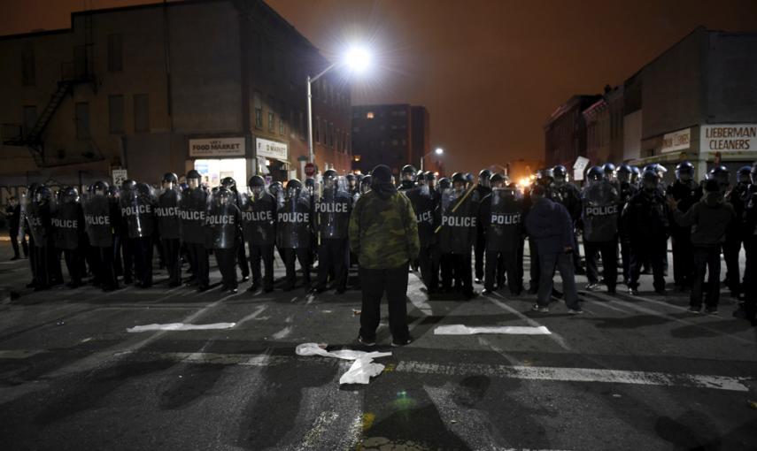 Un manifestante frente a la policía en las protestas. El pasado sábado, miles de personas en Baltimore salieron a la calle para protestar pacíficamente por la muerte de Freddie Gray a manos de la policía. REUTERS