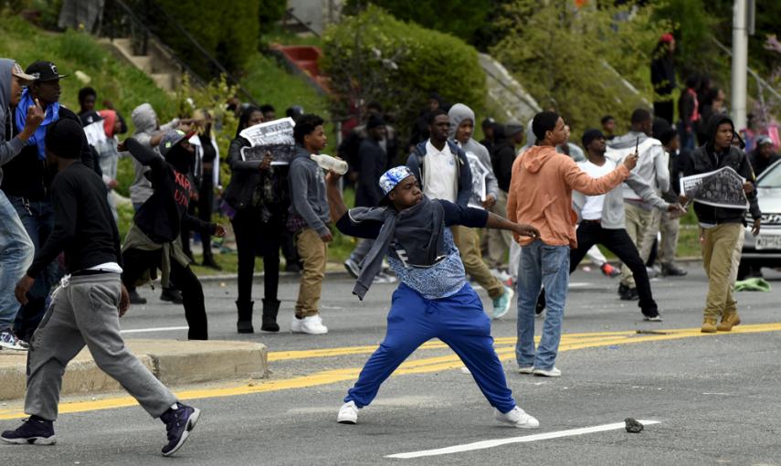 Varios jóvenes se enfrentan a la policía momentos después del funeral de Freddie Gray en Baltimore. REUTERS