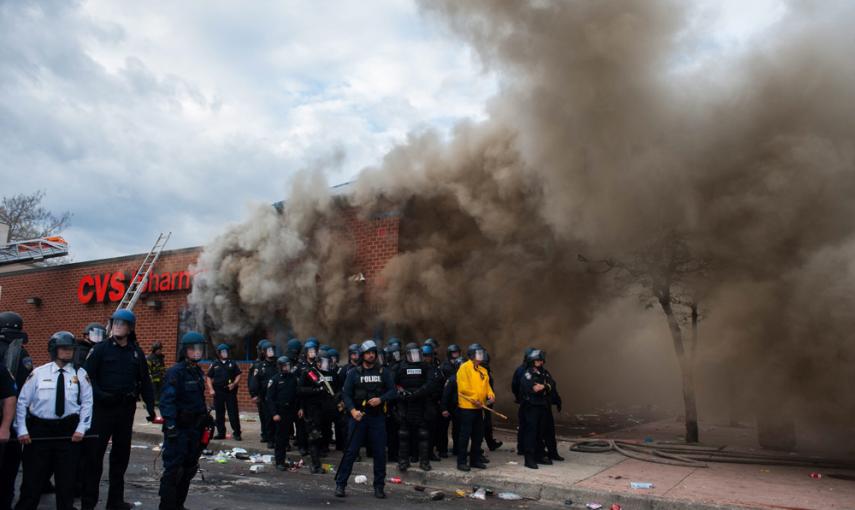 Policías bloquean una calle durante una protesta por la muerte de Freddie Gray el lunes en Baltimore