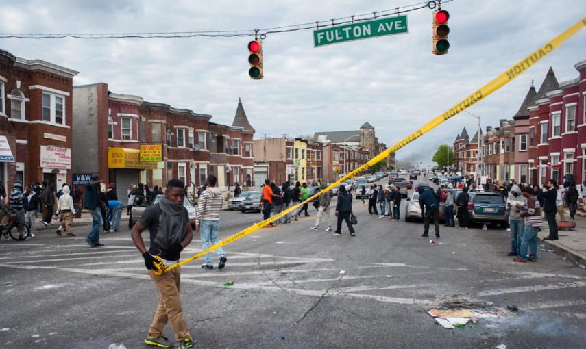 Manifestantes protestan por la muerte de Freddie Grey el lunes en Baltimore. EFE