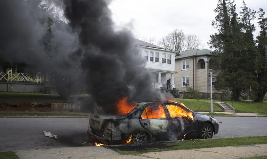 Un vehículo se quema durante las protestas por la muerte de Freddie Gray. EFE