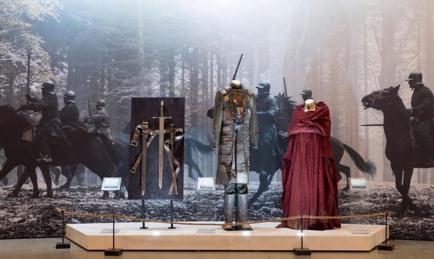 Trajes de Stannis Baratheon y Melisandre. /CANAL +