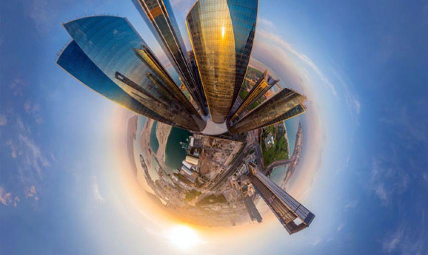 Ciudad de Abu Dhabi vista desde el cielo, con una panorámica hecha a través de helicópteros, drones y cámaras de última generación / AirPano