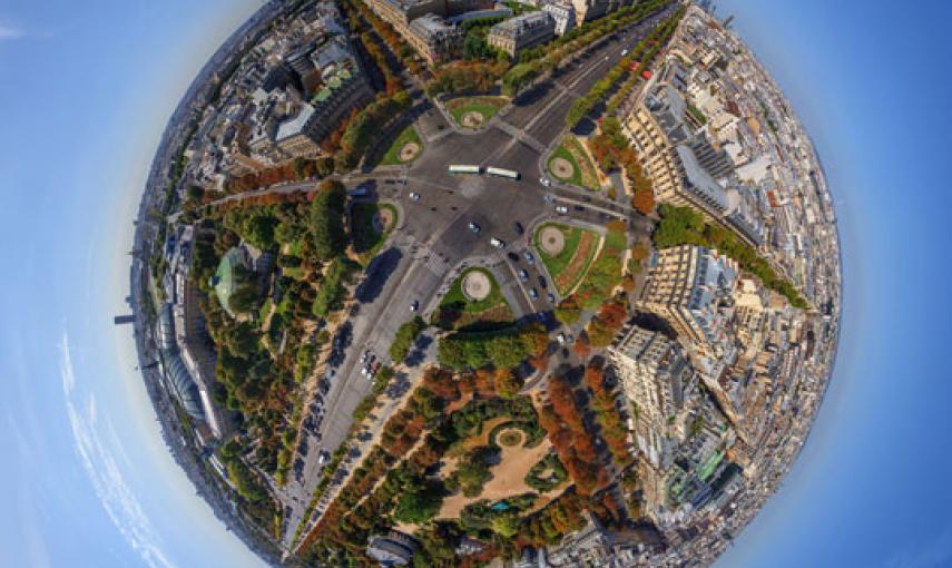 La ciudad de París que parece estar dividida por los Campos Elíseos / AirPano