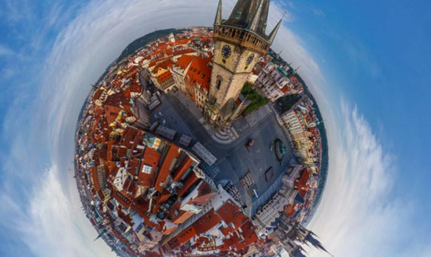 Praga, es la capital de la República Checa, donde destaca especialmente el reloj de Ciudad Vieja / AirPano