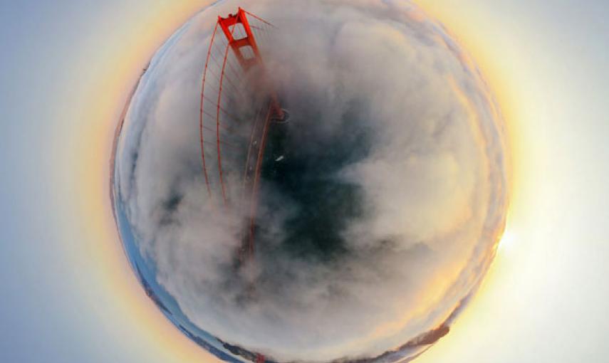 El característico puente de la ciudad de San Francisco casi se oculta entre la niebla en esta panorámica hecha desde el cielo / AirPano