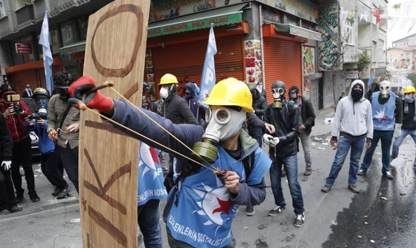 Manifestantes se enfrentan a la policía antidisturbios en medio de una marcha por el Día Internacional de los Trabajadores en Estambul (Turquía)./ EFE