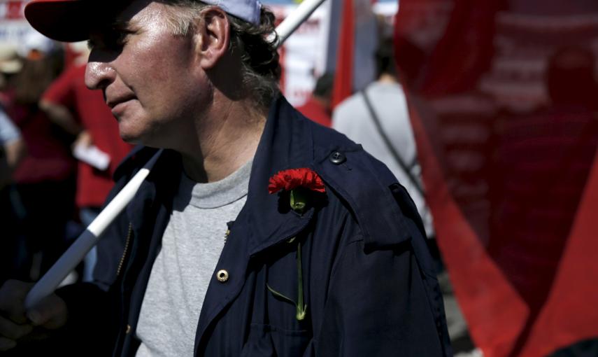 Un manifestante en el Día Internacional del Trabajo en Atenas./ REUTERS