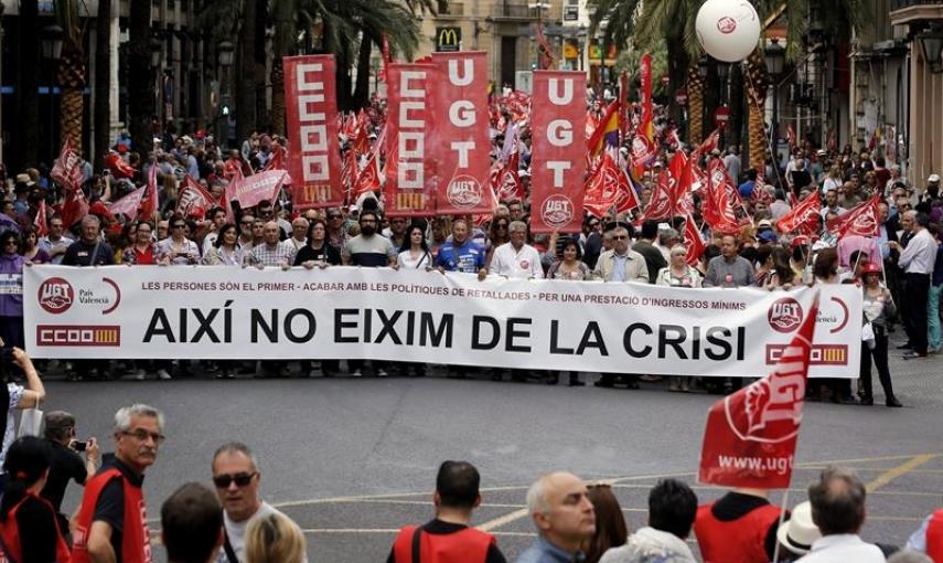 Vista general de la cabecera de la manifestación convocada en Valencia por CCOO y UGT, con motivo del Primero de Mayo bajo el lema "Así no salimos de la crisis". /EFE