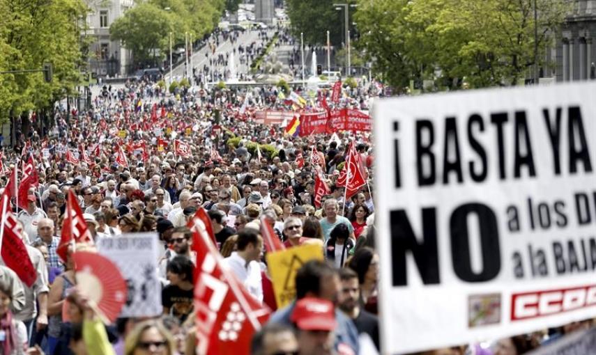 Vista general de la manifestación del Primero de Mayo de Madrid que arrancó este mediodía de la Plaza de Cibeles./ EFE