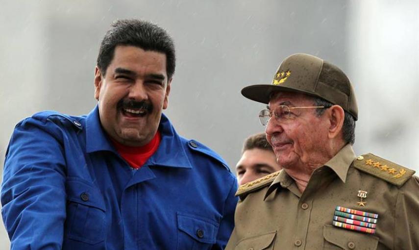 Los presidentes de Cuba y Venezuela, Raúl Castro (d) y Nicolás Maduro (i), respectivamente, conversan hoy, viernes 1 de mayo de 2015, en La Habana.  EFE/Alejandro Ernesto