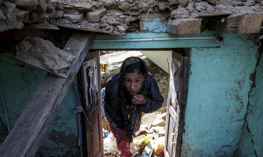 Una superviviente del terremoto visita su casa hecha trizas en las afueras de Katmandú, tras el devastador terremoto que se ha cobrado la vida de más de 7.000 personas./ REUTERS / Athit Perawongmetha