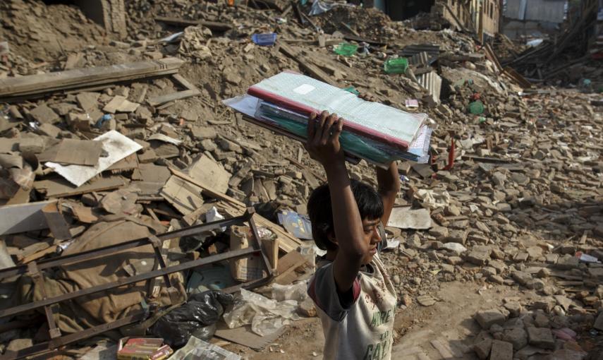 El Gobierno nepalí anunció que el terremoto que golpeó Nepal hace 10 días destruyó 668 colegios y dañó otros 2.228, y pidió que los expertos certifiquen que estos últimos son seguros antes de retomar las clases./ REUTERS/ Athit Perawongmetha