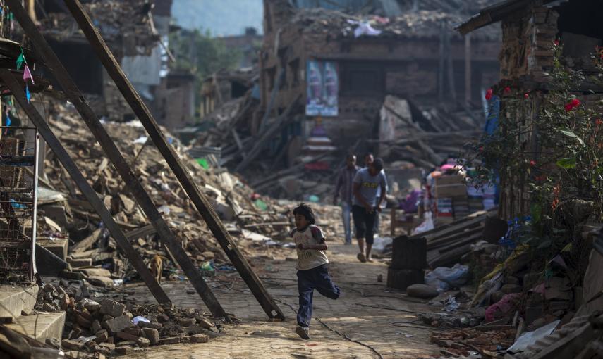 La Comisión Europea (CE) ha anunciado este lunes la concesión de otros 16,6 millones de euros para que Nepal pueda hacer frente a las necesidades más urgentes tras el terremoto de 7,8 grados de magnitud en la escala de Richter que ha asolado el país./ REU
