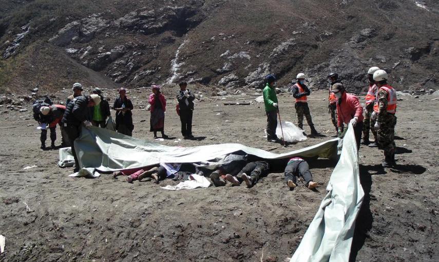 El Gobierno de Nepal eleva a más de 7.500 el número de muertos por el terremoto. El Ministerio del Interior de Nepal ha elevado este martes a 7.557 el número de muertos a consecuencia del terremoto de magnitud 7,9 en la escala Richter que el país el 25 de