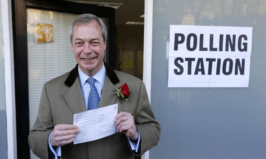 Nigel Farage, el líder del Partido de la Independencia del Reino Unido (UKIP), llega a Ramsgate (sur de Inglaterra) para votar. Las últimas encuestas sobre intención de voto indican que Farage obtendría el 12 % de los votos./ REUTERS/Suzanne Plunkett