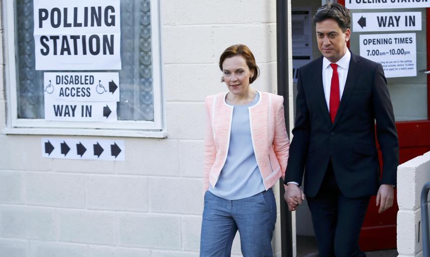 El líder del Partido Laborista, Ed Miliband vota junto con su mujer Justine en Doncaster, en el norte de Inglaterra. Las últimas encuestas sobre intención de voto colocan a los laboristas y conservadores con un apoyo cercano al 34 %. EFE/ REUTERS/ Darren