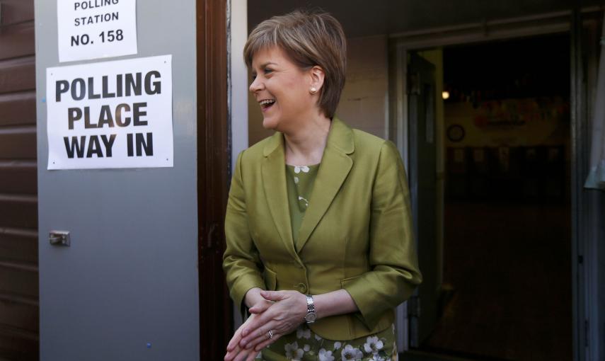 Nicola Sturgeon, la candidata del Partido Nacionalista Escocés deja su voto en Broomhouse, Escocia. El Partido Nacionalista Escocés (SNP) aspira por su parte a llevarse gran parte de los escaños en Escocia, lo que le otorgaría un peso inédito hasta ahora