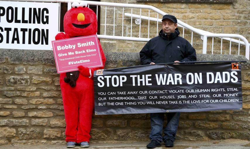 Dos activistas están fuera de un centro electoral donde el actual primer ministro de Gran Bretaña, el conservador David Cameron, votará en su distrito correspondiente, Spelsbury, en el centro de Inglaterra./ REUTERS/Eddie Keogh