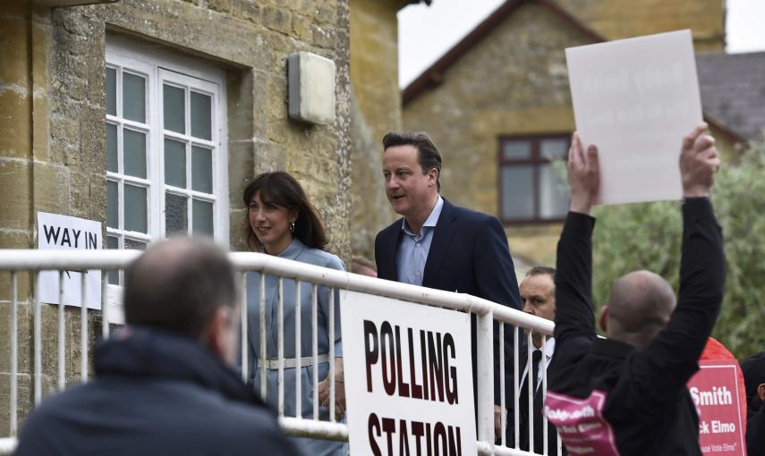 El primer ministro de Gran Bretaña, el conservador David Cameron, llega con su mujer Samantha para depositar su voto en un colegio electoral de Spelsbury, en el centro de Inglaterra. El líder del Partido Conservador y Unionista del Reino Unido obtendría,