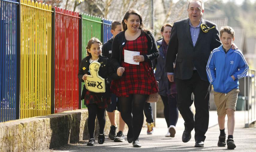 El ex primer ministro de Escocia, Alex Salmond llega con partidarios a un centro de votación en Ellon, Escocia./ REUTERS / Cathal McNaughton