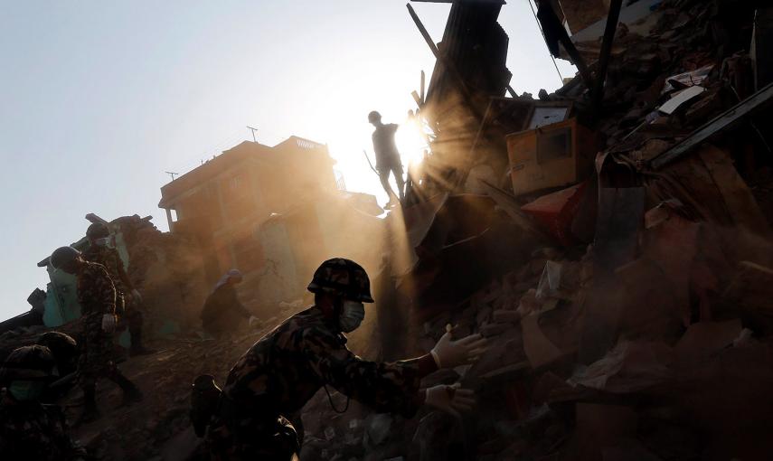 Personal del Ejército de Nepal y supervivientes del terremoto buscan pertenencias en una casa derrumbada en Sankhu, a las afueras de Katmandú.- ADNAN ABIDI (REUTERS)