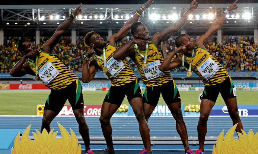 El equipo de relevos de Jamaica posa ante las cámaras tras ganar, durante el Campeonato Mundial de la IAAF, en Nassau (Bahamas).- MIKE SEGAR (REUTERS)