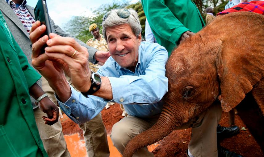 El secretario de Estado de EEUU, John Kerry, se hace un selfie con un bebé de elefante, en Nairobi (Kenia).- ANDREW HARNIK (REUTERS)