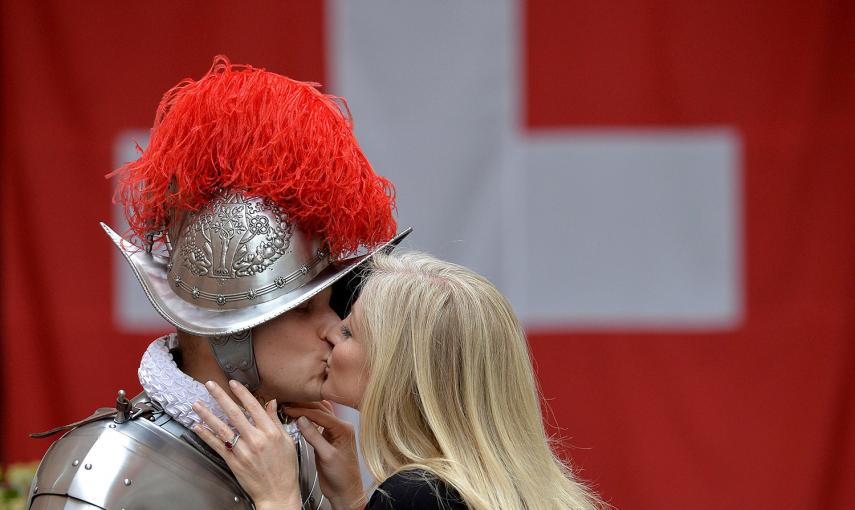 Un miembro de la guardia suiza del Vaticano besa a su esposa entes de una ceremonia de juramento en el Vaticano.- ETTORE FERRARI (REUTERS)