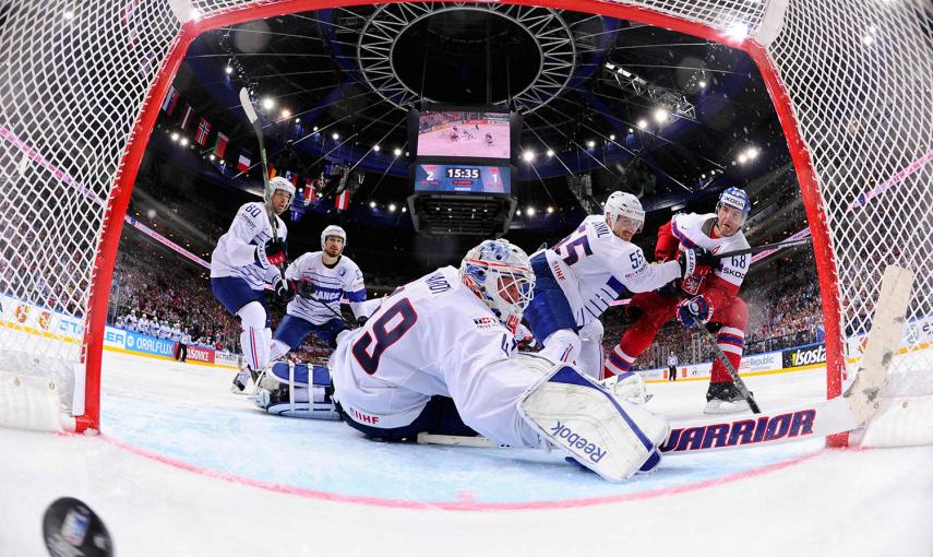 Una imagen durante un partido del Campeonato del Mundo de hockey sobre hielo en el estadio O2 de Praga (República Checa).- JONATHAN NACKSTRAND (REUTERS)