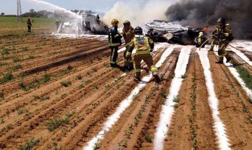 Imagen facilitada por los Bomberos de Sevilla durante las labores de rescate del avión siniestrado. /EFE