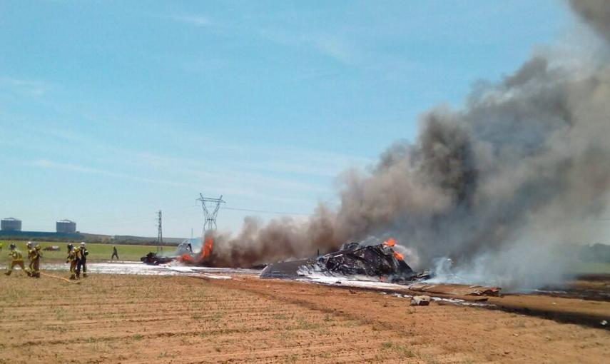 Una espesa columna de humo sale de los restos del Airbus A400.- EFE