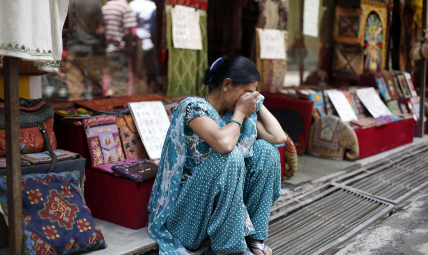 Una mujer llora sentada al aire libre durante un nuevo seísmo de 7,4 en Sankhu, a las afueras de Katmandú./ EFE/Mast Irham