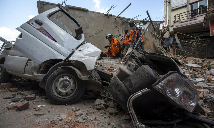 El personal militar de Nepal se encuentra en un edificio derrumbado tras el terremoto en el centro de Katmandú./ REUTERS / Athit Perawongmetha