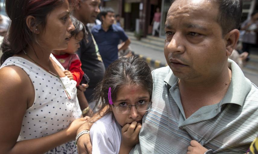 La organización no gubernamental Misiones Salesianas ha alertado este martes de que el nuevo terremoto que se ha registrado en el noreste de Nepal, de magnitud 7,4 en la escala de Richter, "ha hecho que la población que entre en pánico"./ REUTERS