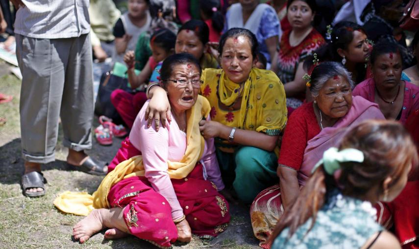 El terremoto, que también se sintió en el norte de la India, donde han muerto cinco personas, y en Bangladesh, afecta sobre todo al distrito de Sindhupalchok, en la zona noroeste de Katmandú, el área más devastada por el seísmo del pasado 25 de abril y do