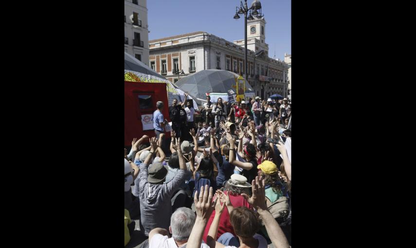 El movimiento 15M celebra su cuarto aniversario en la Puerta del Sol con cientos de ciudadanos participando en asambleas y actividades lúdicas. EFE/Fernando Alvarado