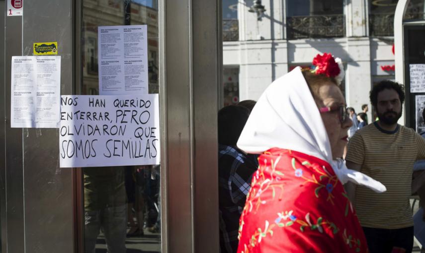 Cartel en el metro de la madrileña Puerta del Sol donde más de un centenar de personas permanecen concentradas para celebrar el cuarto aniversario del movimiento 15M en una jornada de protesta que se prolongará a lo largo del día. EFE/Luca Piergiovanni