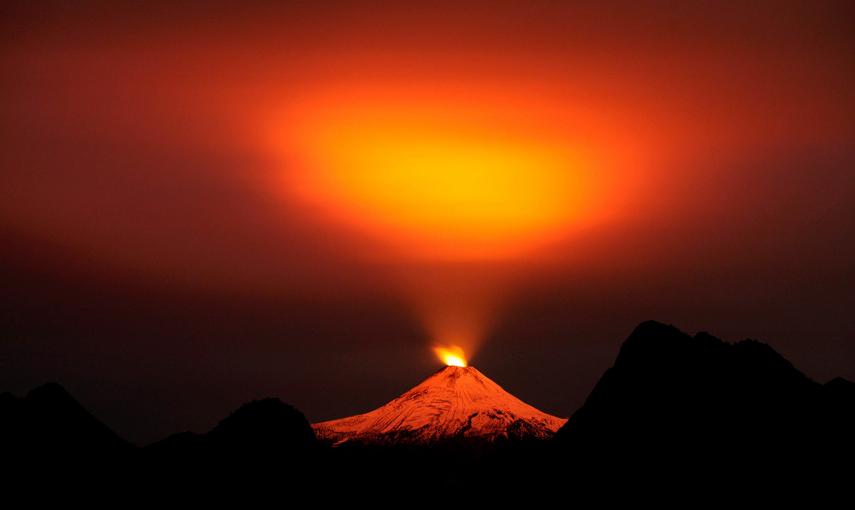 El volcán Villarrica, visto por la noche desde la ciudad de Pucón (Chile).- CRISTÓBAL SAAVEDRA (REUTERS)